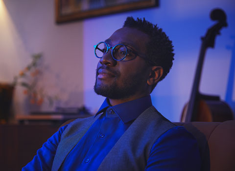 Έ&nu;&alpha;&sigmaf; &pi;&omicron;&upsilon; &alpha;&pi;&omicron;&lambda;&alpha;&mu;&beta;ά&nu;&epsilon;&iota; &tau;&eta; &mu;&omicron;&nu;&alpha;&delta;&iota;&kappa;ή &epsilon;&mu;&pi;&epsilon;&iota;&rho;ί&alpha; Fidelio