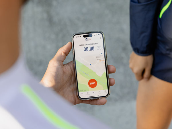 Έ&nu;&alpha;&sigmaf; &sigma;&upsilon;&mu;&mu;&epsilon;&tau;έ&chi;&omega;&nu; &sigma;&tau;&omicron;&nu; &alpha;&gamma;ώ&nu;&alpha; &kappa;&omicron;&iota;&tau;ά&zeta;&epsilon;&iota; &tau;&omicron; &tau;&eta;&lambda;έ&phi;&omega;&nu;ό &tau;&omicron;&upsilon;, &pi;&epsilon;&rho;&iota;&mu;έ&nu;&omicron;&nu;&tau;&alpha;&sigmaf; &tau;&eta;&nu; έ&nu;&alpha;&rho;&xi;&eta; &gamma;&iota;&alpha; &nu;&alpha; &tau;&rho;έ&xi;&epsilon;&iota;.